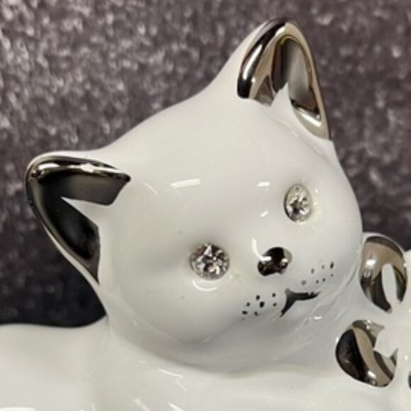 Ahura Ceramic Cat Figurine with Swarovski Crystal Eyes, Silver Painted Detailing - Picture 7 of 14
